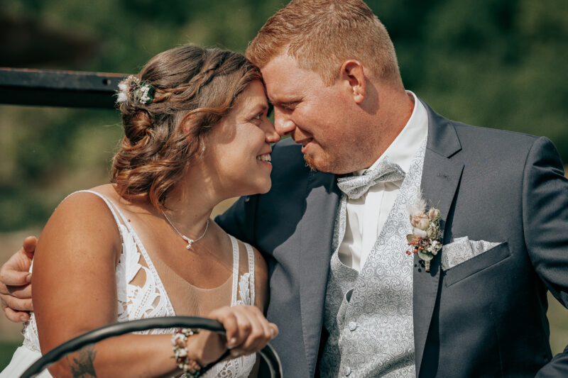 Brautpaarshooting: Glückliches Paar auf Traktor